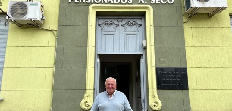 Ricardo Mansilla en las puertas del Centro de Jubilados y Pensionados de Arroyo Seco.
